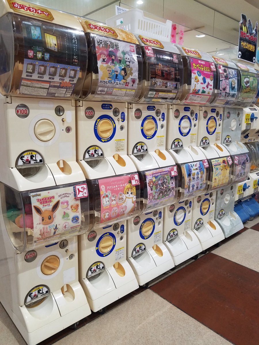 cro_spo's tweet photo. おはようございます☀️
クロスポ千葉浜野店、本日も21時まで営業しております
閉店に向けた物販商品セール、大好評開催中🎉🎊
（商品により割引率は異なります）
店内のガチャガチャも全て100円でご用意してます🤩👑
ご友人、ご家族お誘い合わせの上、是非ご来店ください🍀

#室内アミューズメント https://t.co/4eV0cPPMvt