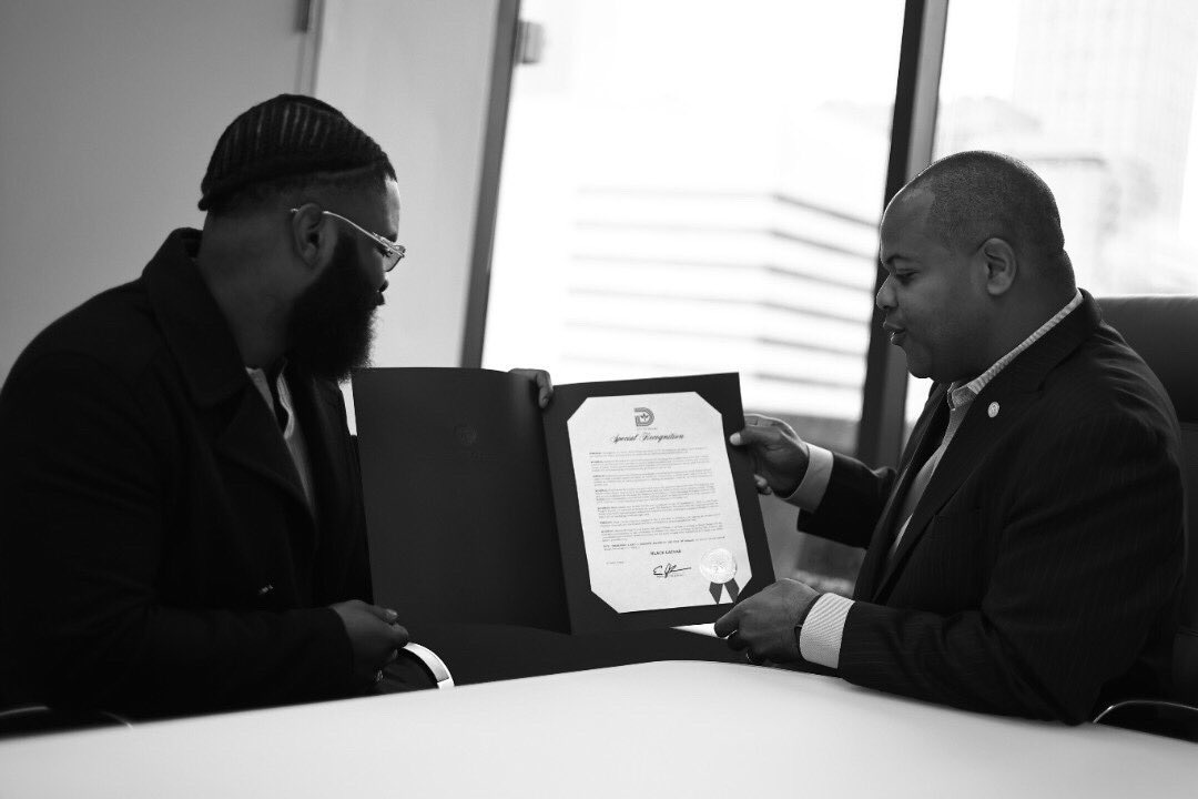 BlackCeasarPoet's tweet photo. Today I was blessed to receive a special recognition from the great @DallasMayor Eric Johnson and the city of Dallas Texas! I’m so thankful! 
📸- @shyaboutmyart 
#PoetrySavedMe #Dallas #Texas https://t.co/3uf2AYX81y