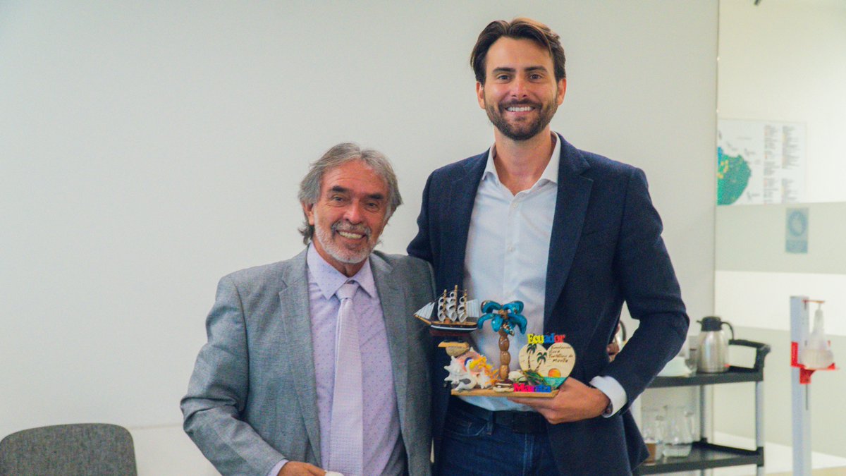 TurismoEc's tweet photo. ¡Seguimos trabajando juntos para fortalecer el turismo de #Manta! En una reunión con el Buró Turístico de la ciudad, se presentó un plan elaborado en conjunto con la Universidad Eloy Alfaro,@UleamEcuador, para potenciar este destino, uno de los más visitados del país. 🧵 https://t.co/33YBHcUmU6