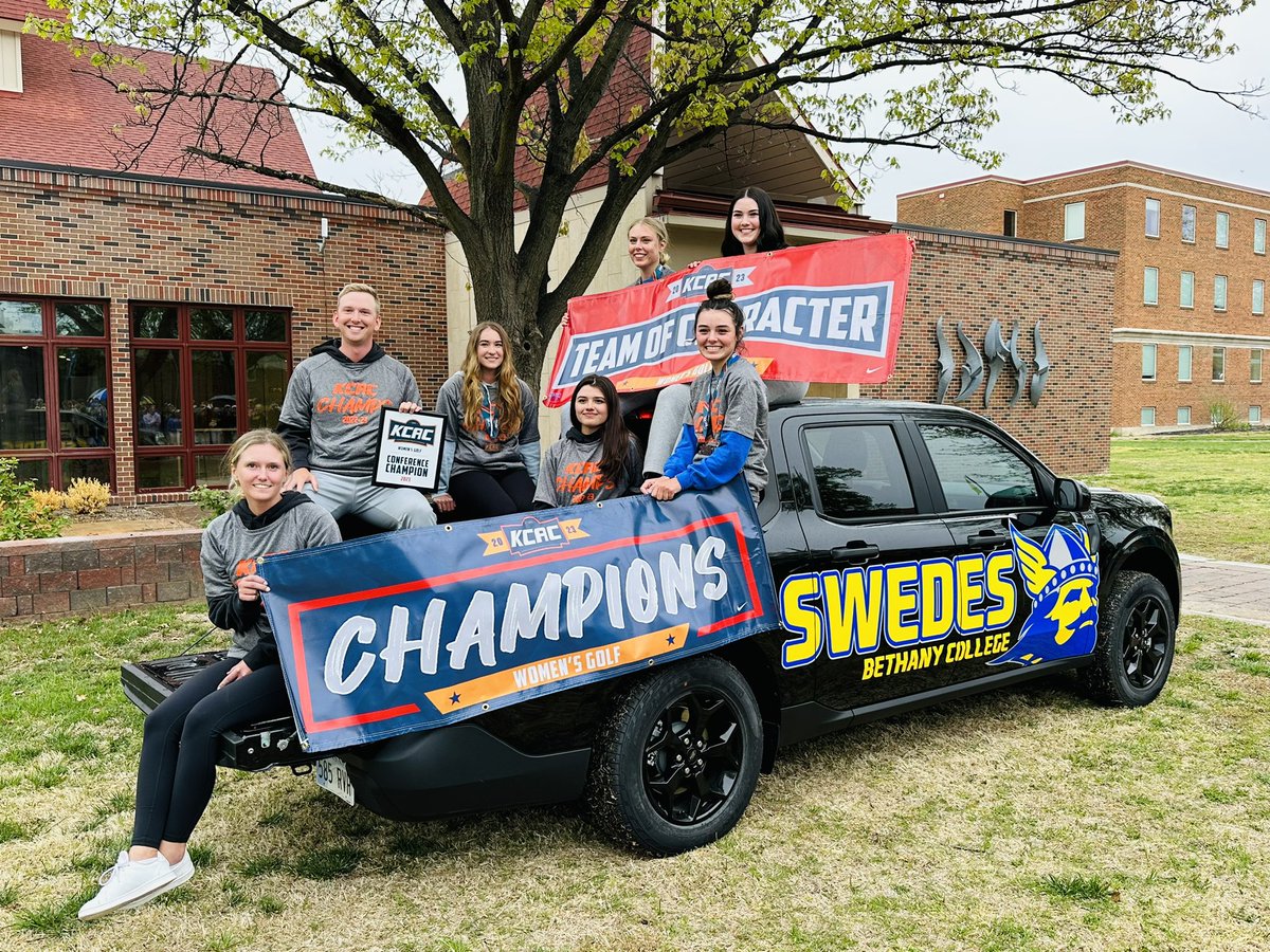 LCMorenoAD's tweet image. Welcome home, champs! Women’s @Swedes_Golf, 2023 KCAC Champions! Ida Lihufvudh, back-to-back individual champion! Four Top 10 finishers earned All-Championship Team. All five golfers finished in the Top 15. Head Coach @zach_able3, KCAC Coach of the Year!