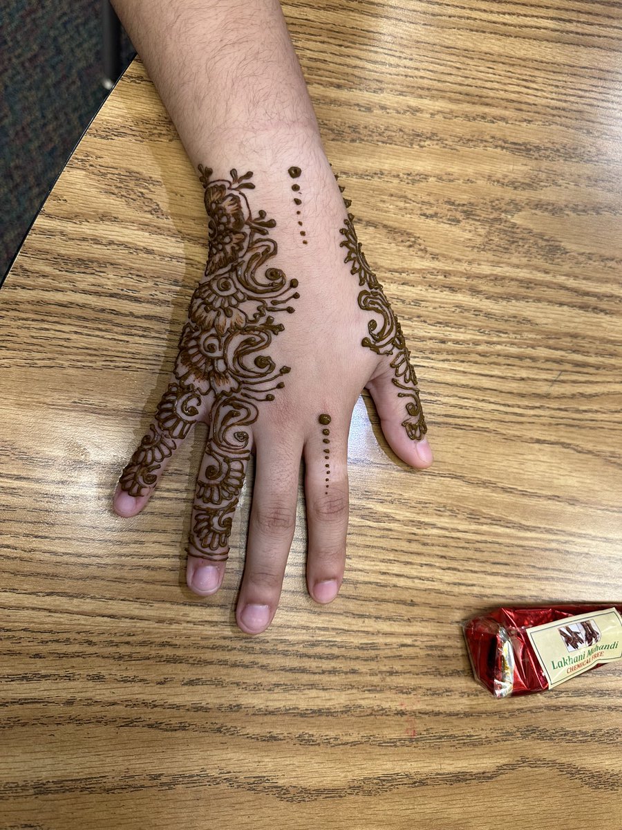 We have such wonderful & thoughtful staff @Youens_Gators! Last Thursday we celebrated the end of Eid-ul-Fitr (Chand Raat) & one of our staff members @NusratNniazi had a delicious meal donated from a local Pakistan restaurant & placed hennas for several staff members! She also