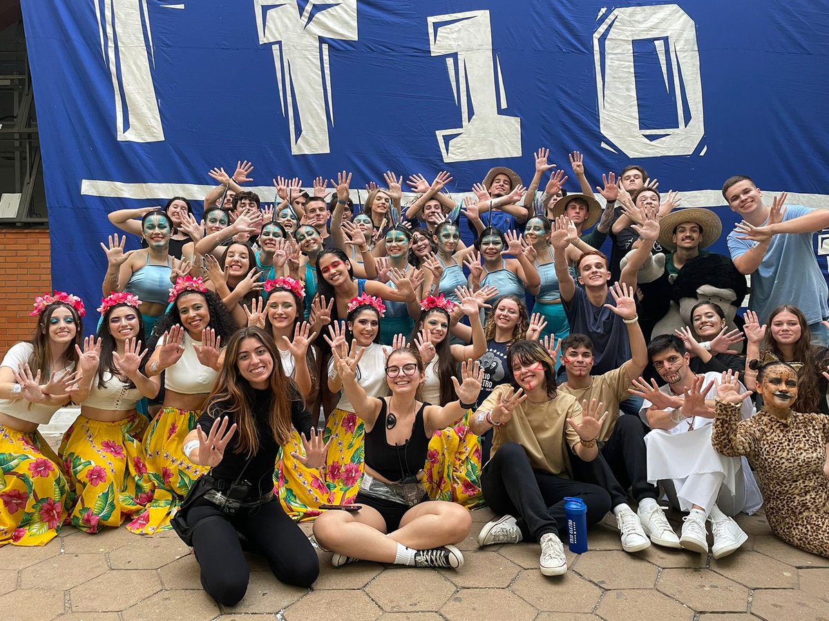 minha artística copeira 
EU AMO VOCÊS ⚡️💙