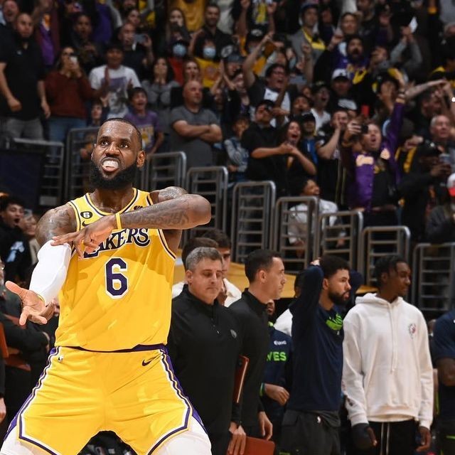 EĞER KOMUTAN BENSEM GEL ŞU TAKIMIN BAŞINA GEÇ ADAM GİBİ TOP OYNA BU BİR EMİRDİR.
EĞER KOMUTAN SENSEN GEL ŞU TAKIMIN BASINA GEC ADAM GİBİ OYNA SERİYİ BİTİR BU YAŞTAN SONRA DARGIN UYUMAYALİM SENLE AQ