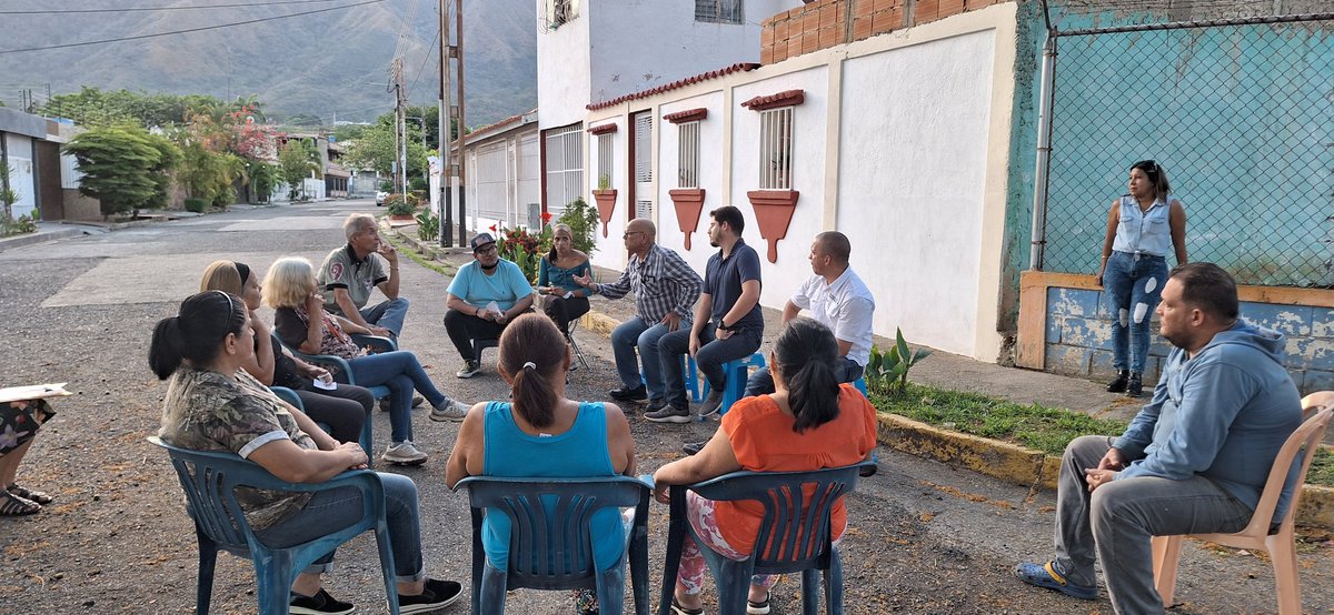 DouglasJimenez's tweet photo. #SANDIEGO! Estamos compartiendo #1CafeXLaDemocracia en la #ESMERALDA promoviendo las elecciones primarias, los Venezolanos queremos #PROSPERIDAD por eso, @prospericarlos será el próximo presidente de Venezuela. https://t.co/Yyiqnaxm3F