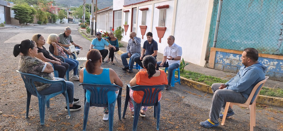 DouglasJimenez's tweet photo. #SANDIEGO! Estamos compartiendo #1CafeXLaDemocracia en la #ESMERALDA promoviendo las elecciones primarias, los Venezolanos queremos #PROSPERIDAD por eso, @prospericarlos será el próximo presidente de Venezuela. https://t.co/Yyiqnaxm3F