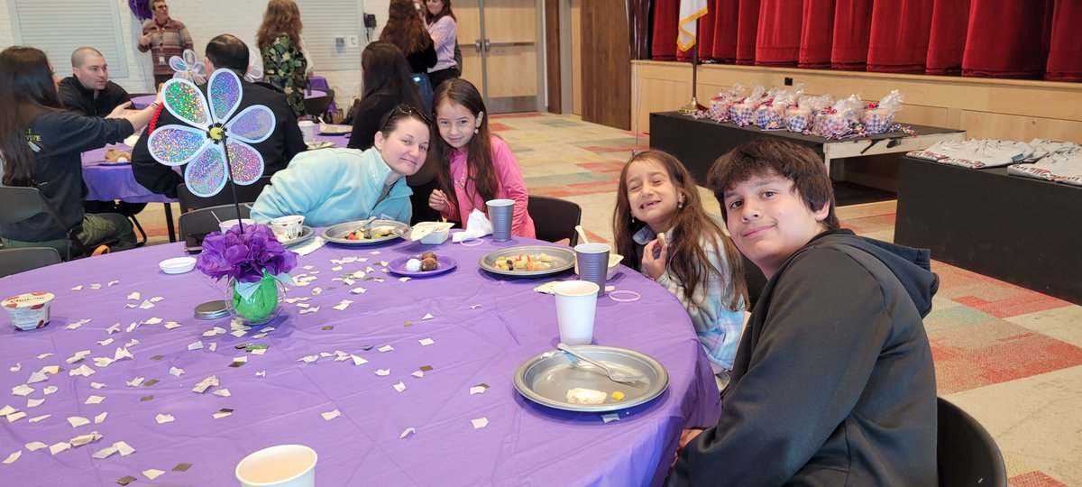 Miriam_Schuman's tweet photo. Thanks to our military families and children for your service and for making our community stronger. Thanks to the @nwhuskies PTO and student council for hosting a breakfast in their honor! #112Leads #PurpleUP #HuskyUP https://t.co/1SLcoGmbGv