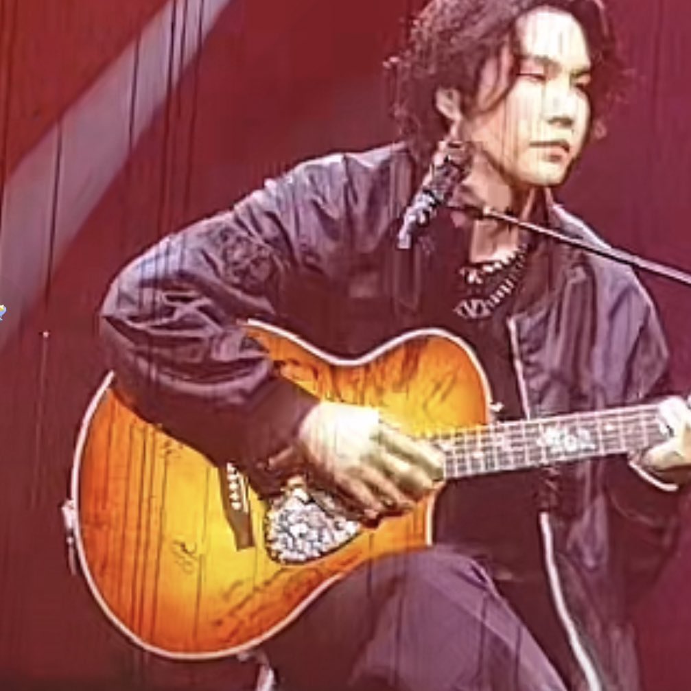 houriyng's tweet photo. SEESAW ACOUSTIC PLAYED WITH THE GUITAR WITH BTS' MEMBERS SIGNATURES https://t.co/LyyJ7OQVzT