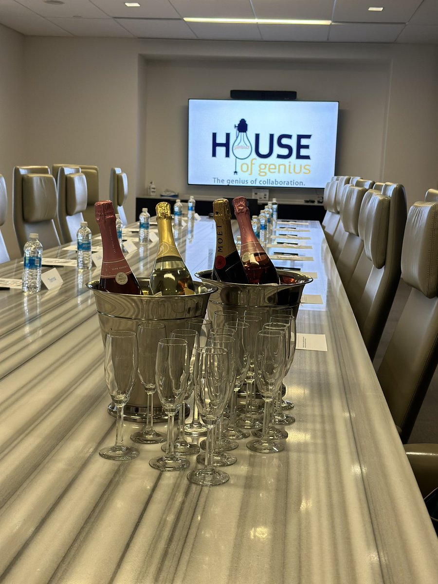 It’s a special night for us - we’re celebrating our 9th anniversary! Follow along with us as using #hofgaz #yesphx