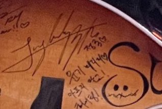 ENCHANTIINGTAe's tweet photo. NOT JUNGKOOK WRITING YOONGI MARRY ME ON HIS GUITAR??? LMFAOOOOO https://t.co/osNGH8S6m6