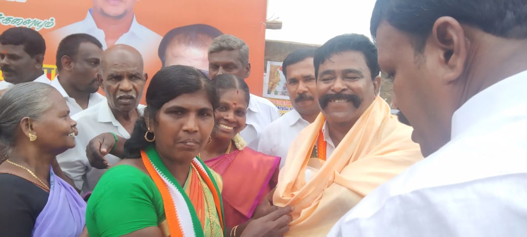 தென்காசி சட்டமன்ற தொகுதி கீழப்பாவூர் ஒன்றியம் திப்பனம்பட்டி முதல் அரியபுரம் வரை தார் சாலை அமைக்கும் பணியை திமுக தெற்கு மாவட்ட கழக செயலாளர் திரு.சிவபத்மநாதன் அவர்களுடன் இணைந்து துவக்கி வைத்த போது, உடன் உள்ளாட்சி பிரதிநிதிகள், காங்கிரஸ் மற்றும் திமுக நிர்வாகிகள்.