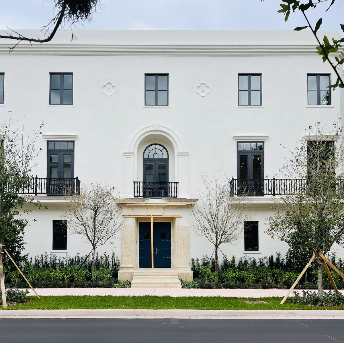 santoscarlos741's tweet photo. Incredible Row-house development in Coral Gables, beautiful transition from the high rises to single family homes!!! Row houses are underrated.. #rowhouse #architecture #urban #transect #design https://t.co/tw5s8cWRHt