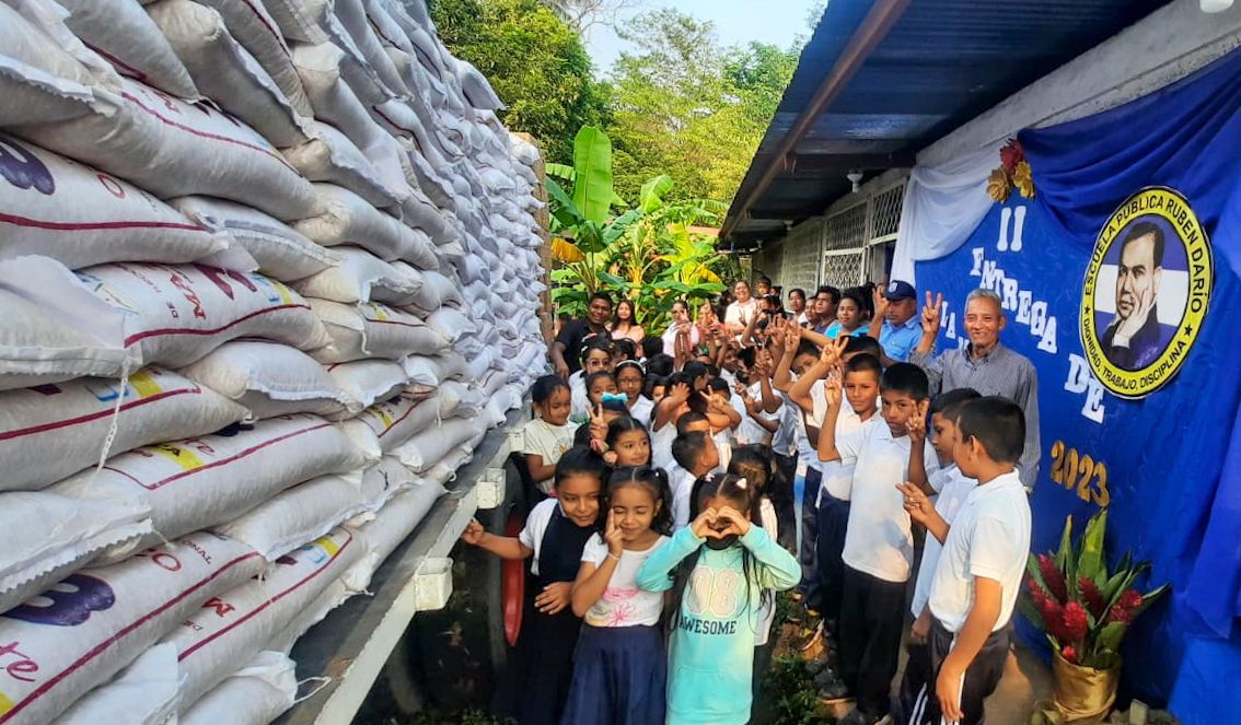 Gobierno de Nicaragua atravez del Ministerio de Educación garantiza seguridad alimentaria a todos los centros educativos públicos del país, llevando la segunda entrega de la merienda escolar en el Municipio de Granada.
#NicaraguaTriunfa #ManaguaSandinista #26Abril