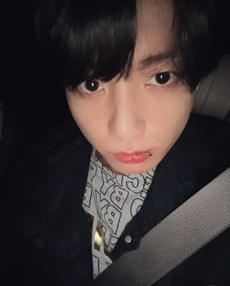auskvnanu's tweet photo. #aukooktae

Dónde los amigos de jungkook lo retan a enamorar y salir por un mes al chico que le hacen bullying por ser el primero de la carrera en todo

o donde taehyung se vuelve a enamorar de su crush de primer semestre de u https://t.co/VSm2f0nWh8