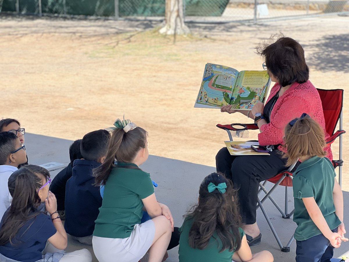 LUNCH and LISTEN today in celebration of National Library Week! Love my students! #ReadOn #yisdreads @EdgemereSchool @YISDLibServices @YsletaISD @Gmaria1G @TDS_Library @catherinedoc12 @BrendaChR1 @_IreneAhumada @edgisliteracy @EKIS_LIBRARY