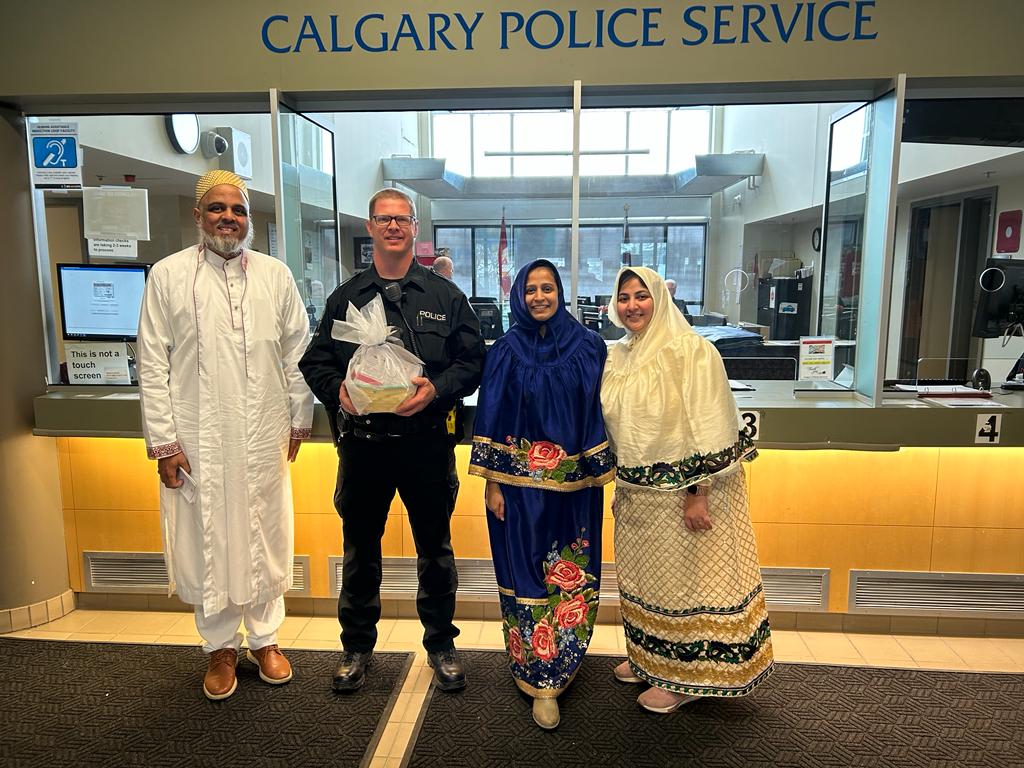 Bohras_Canada's tweet photo. On the auspicious occasion of #Eid2023, the @Dawoodi_Bohras of #Calgary were happy to celebrate with frontline #heroes of the @CalgaryPolice &amp; @ahs_ems, and our friends at Pierson’s Funeral Home. We deeply appreciate all they do to support the local community.

@LtGovAB https://t.co/K8xB60H6aI