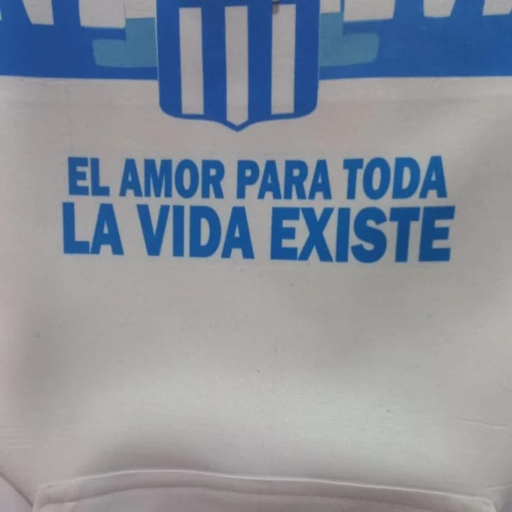 DanielRacing9's tweet photo. Se viene el buzo Academico hay mas modelos ... 
consulta por el tuyo 
super comodos y con toda la pasion 
hacemos envios al interior , dejanos tu consulta !!! https://t.co/eBuUTVjm8K