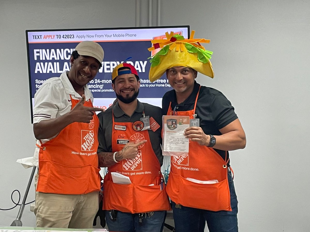 Excel64038045's tweet photo. Boss being recognized by DH Ray. for caring for our associates during the flood, ensuring everyone made it to their car and homes safely!!! Thank you so much!!!!👏👏👏👏 https://t.co/nF9sWcxiSe