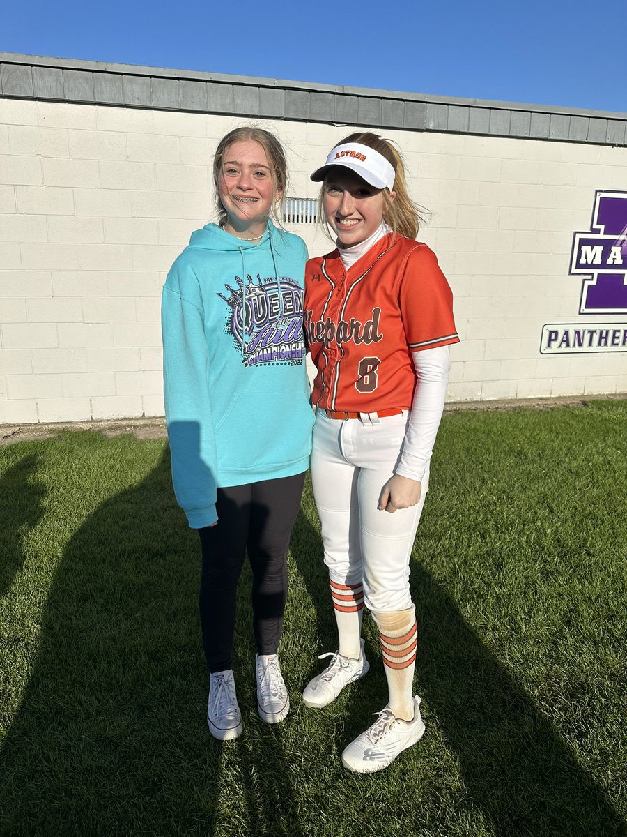 meghan_potenza's tweet photo. Had a BLAST tonight!! I got see my two former teammates @abbie_hofbauer and @soph_pete22 and Sophie’s sister @avapeterson_11 while we faced Manteno. I also had a play at LF throwing a girl out at home @Reign14UKK @GenuWinReign #BRINGTHEREIGN #GOASTROS https://t.co/XDfqBFy237