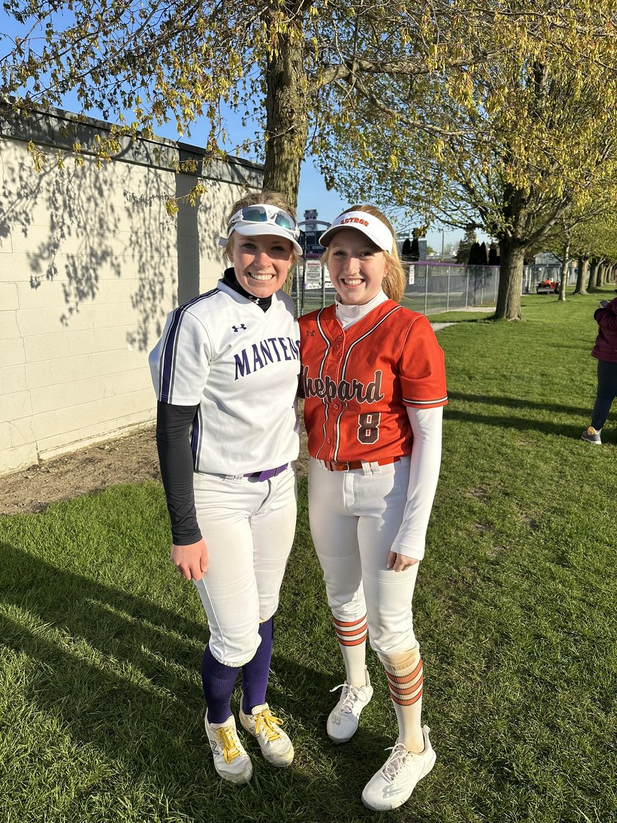 meghan_potenza's tweet photo. Had a BLAST tonight!! I got see my two former teammates @abbie_hofbauer and @soph_pete22 and Sophie’s sister @avapeterson_11 while we faced Manteno. I also had a play at LF throwing a girl out at home @Reign14UKK @GenuWinReign #BRINGTHEREIGN #GOASTROS https://t.co/XDfqBFy237