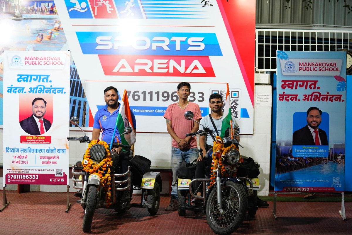 #दिव्यांग_सशक्तिकरण_खेलो_यात्रा दिनांक 25 अप्रैल को भोपाल पहुँची तो आदरणीय <a href="/gaurav_t_90/">Gaurav Tiwari</a> ji संचालक मानसरोवर विश्वविद्यालय भोपाल में स्थित स्विमिंग पूल पर बुलाया और #खेलो_यात्रा को सम्मानित किया औऱ सभी के साथ पूल में तैराकी किया कन्याकुमारी से कश्मीर तक मोटर साइकिल यात्रा की सफलता
