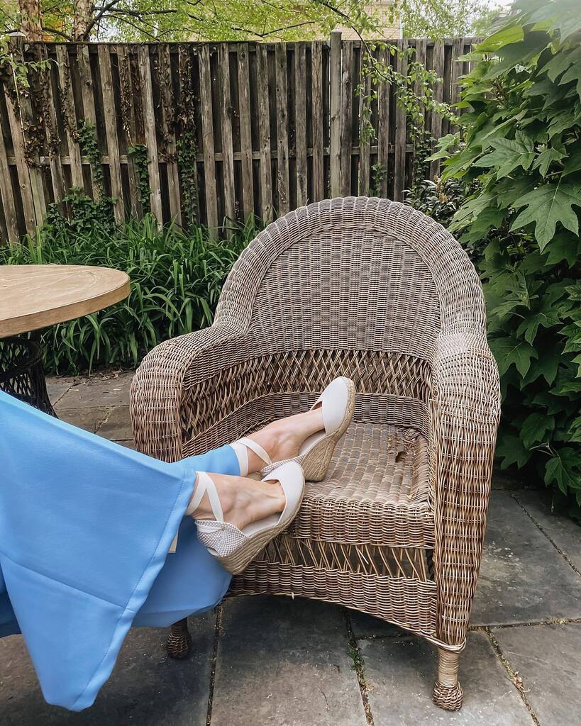 districtofchic's tweet photo. Kick up your heels, you made it through Wedgeday. 🎉
.
These cuties are @sezane (of course). Linking ‘em in stories.
.
.
.

French style, spring outfit, wide leg pants, linen blazer, chic fashion, espadrilles, vintage inspired
#onparledemode #romantic… https://t.co/wlYku9D2LB https://t.co/CwE9hziSoH