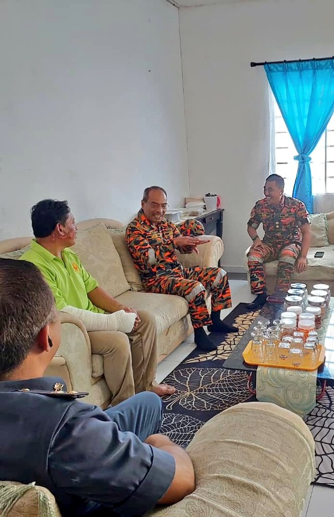 KebajikanBomba's tweet photo. 27.4.23 - YS Dato' YDP @IzramOsman Hadir B'sama Peg. Kanan @bombaJBPM Pahang Ke Rumah Peg. Bomba BBP Pekan Yg Terlibat Kemalangan Semasa Operasi Pemadaman
#SemogaKembaliSihat
#StrongerTogether
#WiraMerah https://t.co/88jpcG6OLM
