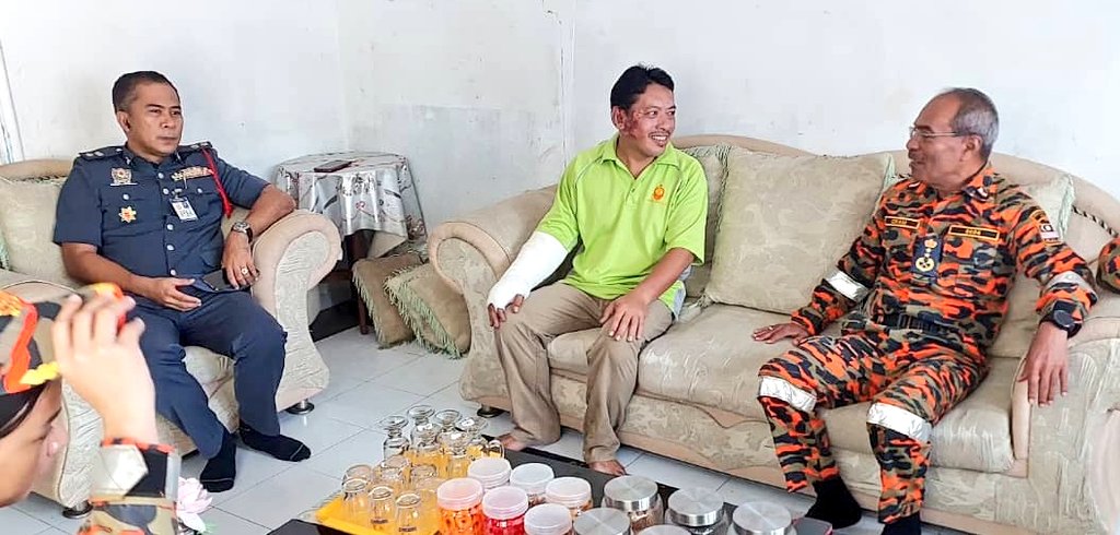 KebajikanBomba's tweet photo. 27.4.23 - YS Dato' YDP @IzramOsman Hadir B'sama Peg. Kanan @bombaJBPM Pahang Ke Rumah Peg. Bomba BBP Pekan Yg Terlibat Kemalangan Semasa Operasi Pemadaman
#SemogaKembaliSihat
#StrongerTogether
#WiraMerah https://t.co/88jpcG6OLM