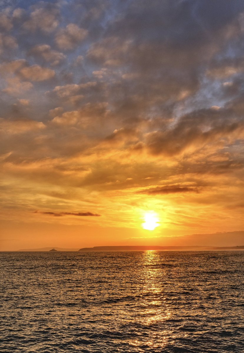 gemmak500's tweet photo. Sunrise over Godrevy.
#cornwall #kernow #lovecornwall #uk #explorecornwall #cornishcoast #sea #ocean #visitcornwall #stives #stivescornwall #sky #marine #sunrise #sunrisephotography #cloud #lighthouse #springsunrise #dawn #spring #godrevy #godrevylighthouse @beauty_cornwall https://t.co/TnPOtfaZym