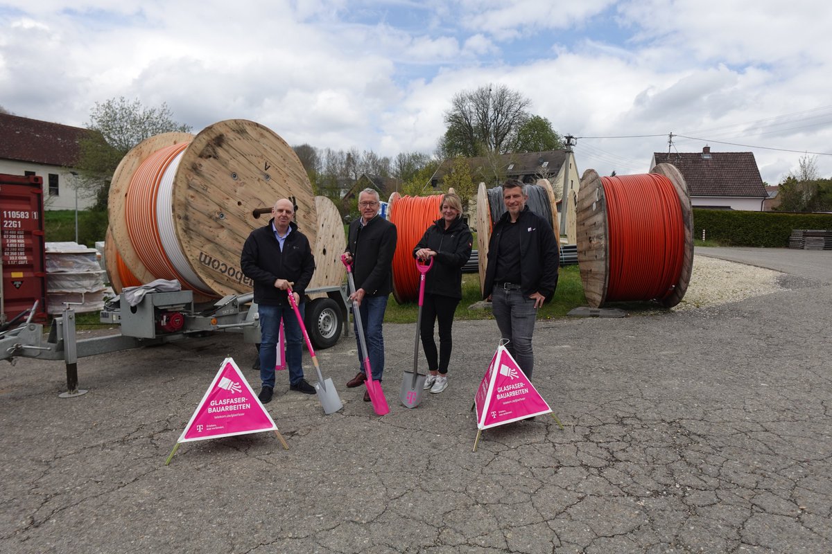 telekomnetz's tweet photo. #Telekom baut in #Bonstetten ein #Glasfaser-Netz für rund 670 Haushalte und Unternehmen. Die Arbeiten für den Glasfaserausbau beginnen nun. Hierzu gab es jetzt einen gemeinsamen Baustellenbesuch mit dem Ersten Bürgermeister, Baufirma und Telekom. #DasNetz #Glasfaseristmagenta https://t.co/fW82qEYElu