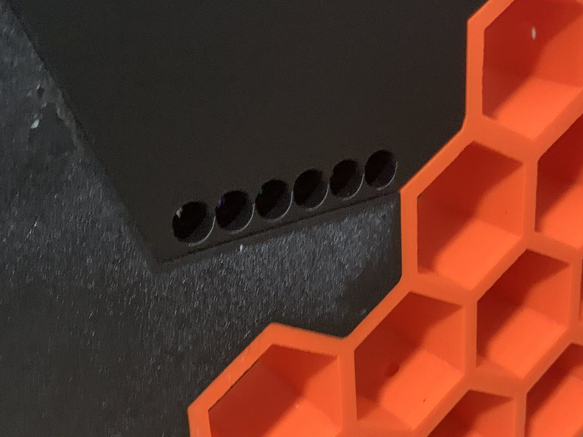 yoyomaker_info's tweet photo. ネックは既製品などという妥協一切無しの3Dプリントギター完成です。ネックはもちろんオリジナルデータを #Leee でプリント。オリジナルの #Prusa casterからの改造点は、カスタマイズ可能なボディ構造、弦は裏通し、GOTOHの4点留めブリッジに対応、アクティブPU搭載可能、ピックガード。
#3dprinter https://t.co/njNHEv8Vqv