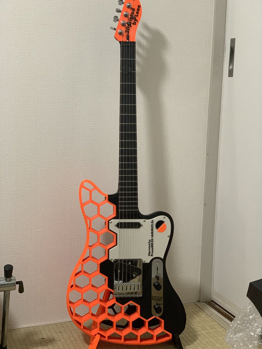 yoyomaker_info's tweet photo. ネックは既製品などという妥協一切無しの3Dプリントギター完成です。ネックはもちろんオリジナルデータを #Leee でプリント。オリジナルの #Prusa casterからの改造点は、カスタマイズ可能なボディ構造、弦は裏通し、GOTOHの4点留めブリッジに対応、アクティブPU搭載可能、ピックガード。
#3dprinter https://t.co/njNHEv8Vqv