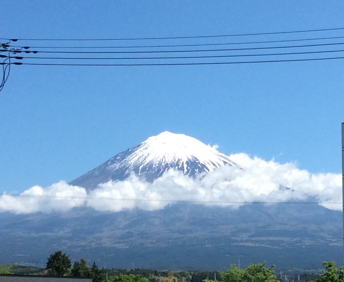 fuyodo_'s tweet photo. 山頂が少し白くなった気が…
昨日は寒かったけど
お日様の当たるところは暖かいです(๑>◡<๑)
＃富士宮
＃文房具
＃画材 https://t.co/82i8xpoJ2Z