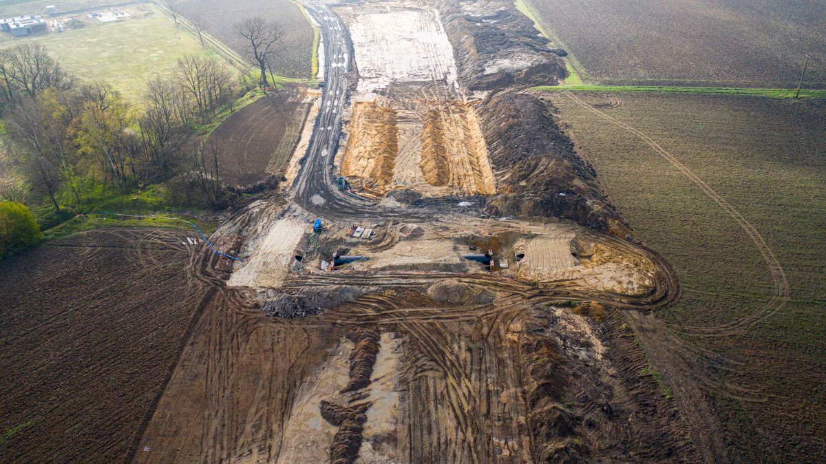 GDDKiA_Krakow's tweet photo. Dostaliśmy prawie1⃣6⃣5⃣mln zł dofinansowania z🇪🇺na budowę obwodnicy Oświęcimia😊
9 km nowej drogi ominie miasto od południa i połączy ul. Zatorską na #DK44 z węzłem #Oświęcim na #S1🛣️
Wartość kontraktu to 0,5 mld zł💰
@GDDKiA #RPBDK @MI_GOV_PL #FunduszeUE @CUPT_gov_pl https://t.co/IYmkrr5f5Y