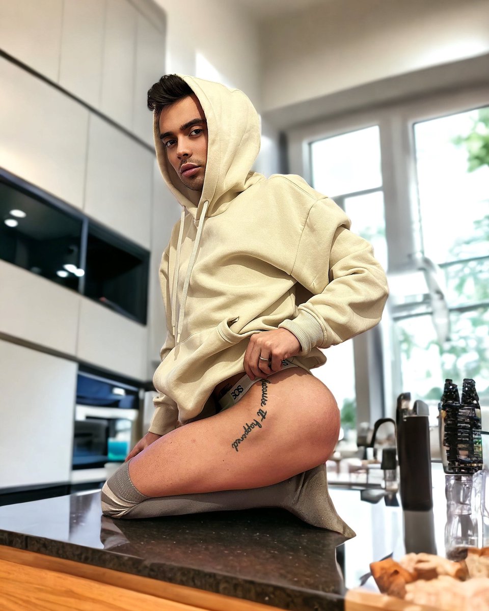 LouisRyder's tweet photo. Wanna cook with me or would you rather eat me on this bench? #cooking #gay #gaydaddy #twink #like #follow #retweet https://t.co/1hJyuxfMHG