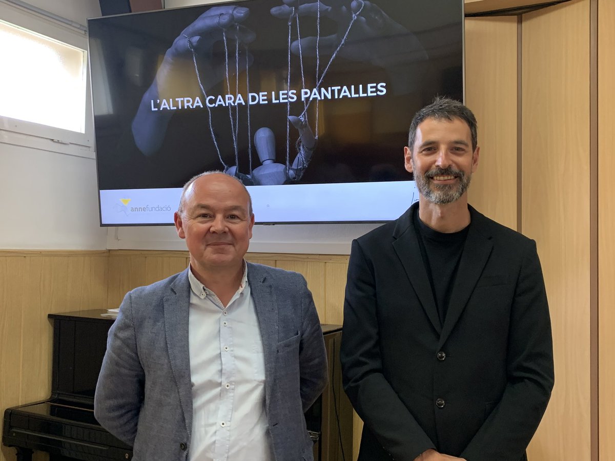 natzaretesplu's tweet photo. Felicitacions a en Jordi Camós i a Anne Fundació per la seva xerrada “L’altra cara de les pantalles” ahir per la tarda a la XXXIX Setmana de la Família! https://t.co/zln7EZ1SbK