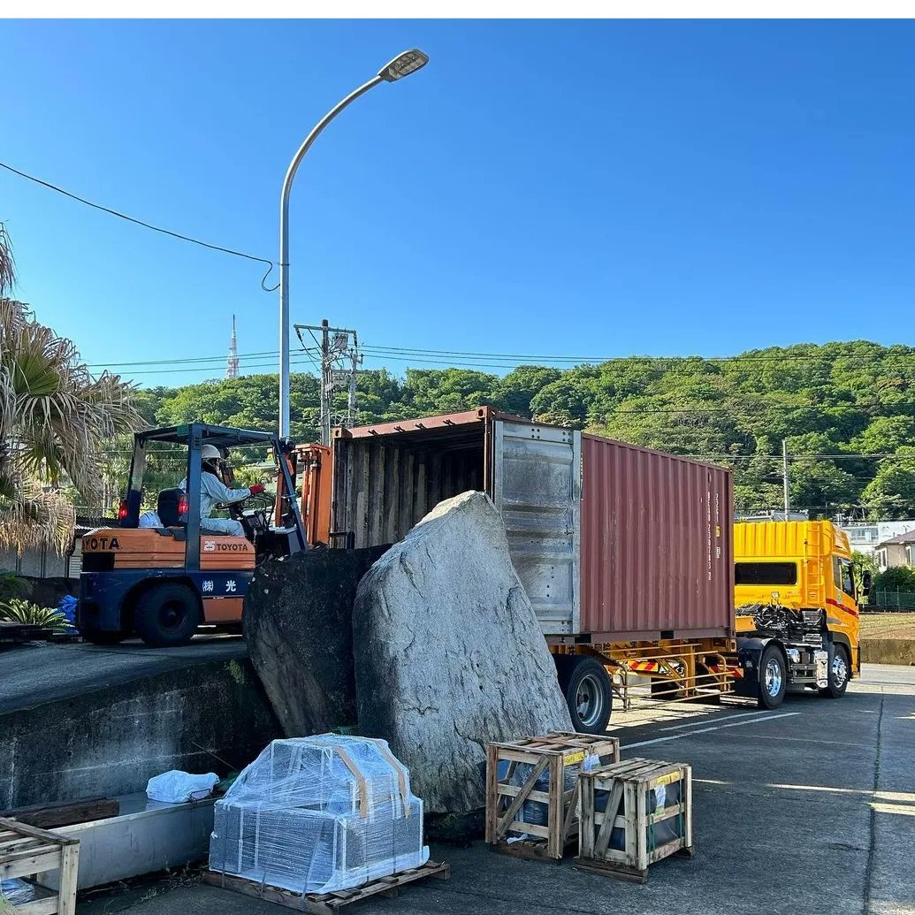 N_SHlN8639's tweet photo. 今朝、20ftコンテナの搬入がありました🚛🌄

photo by 齋藤先生📸

https://t.co/6mER9KhRdl
#フォークリフト #20ftcontainer #20ftコンテナ #コンテナ #お墓 #墓石 #神奈川 #湘南 #平塚 #湘南墓店 #japanesegrave #彫刻 #墓石の彫刻  #shonanhakamise #shonan_ls #湘南造園 https://t.co/pegrmHyHq8