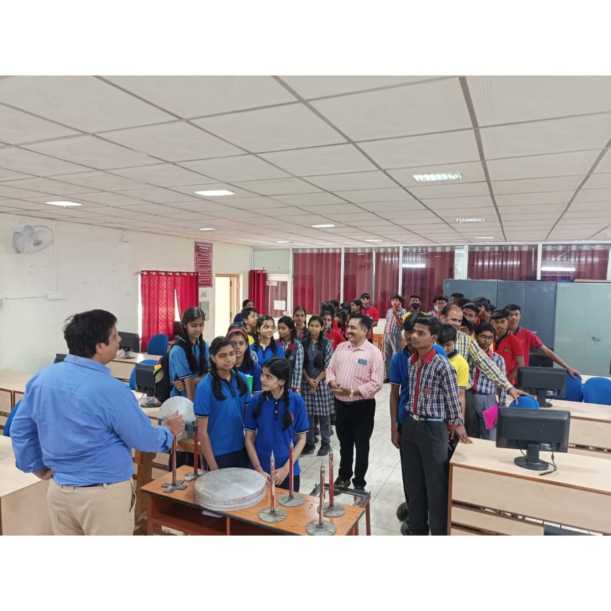 Nss_ssgi's tweet photo. Faculty of college showed them the campus and assisted them in visiting Central Library, Chemistry &amp; Computer Lab, Workshop &amp; #BusinessIncubatorOffice. Moreover they visited #NSS office, where our #volunteers informed them about our #NSSUnit, achievements and our works in #NSS. https://t.co/Qc0oQJAev4