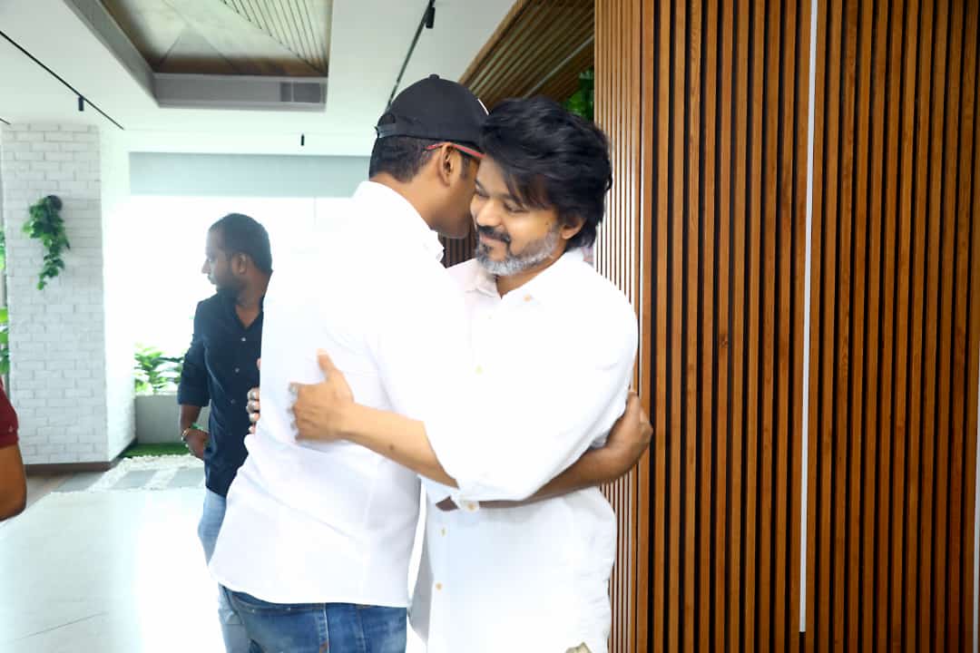 #PuratchiThalapathy meets #Thalapathy 🤩👍🏼

#MarkAntonyTeaserFromToday
#ThalapathyVijayforMarkAntony

A @gvprakash Musical! 🎼