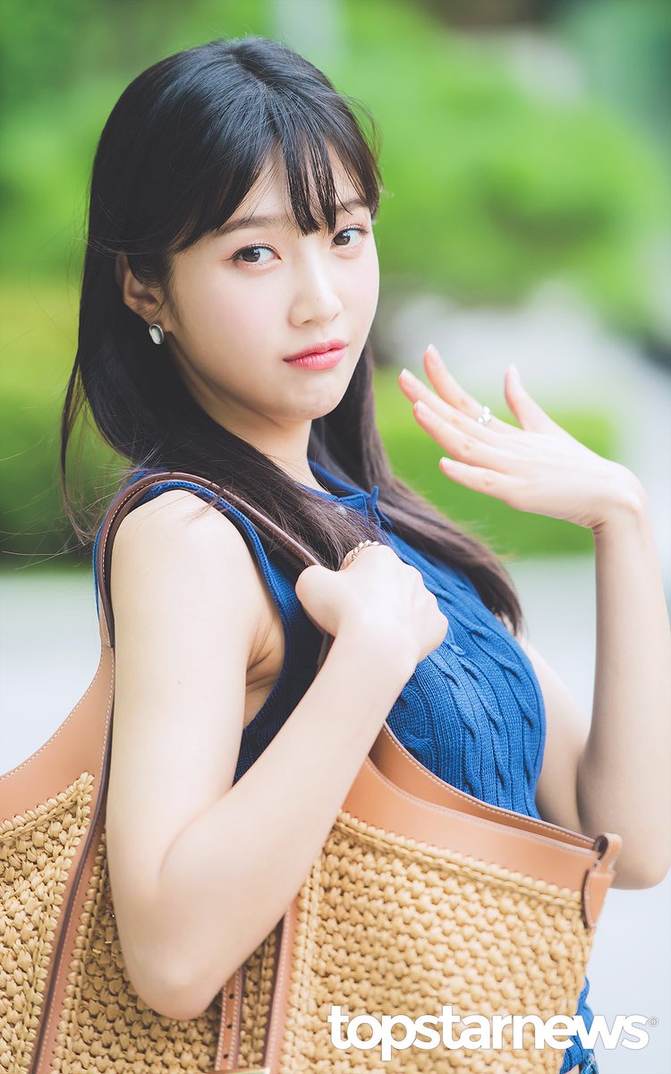 your_my_joy's tweet photo. 여름철 출근길 필수 포즈 https://t.co/ZauJkCvzeG