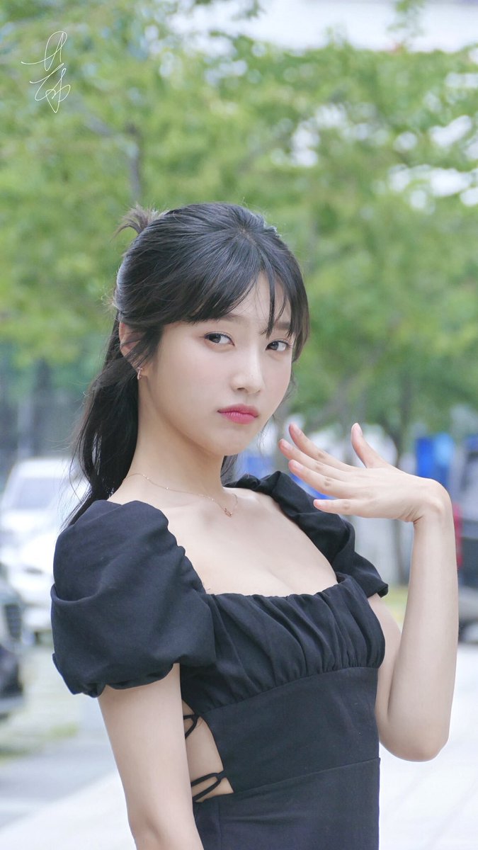 your_my_joy's tweet photo. 여름철 출근길 필수 포즈 https://t.co/ZauJkCvzeG