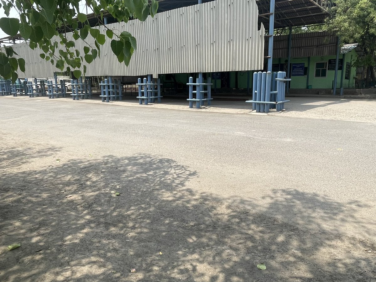 TusharAggarwal_'s tweet photo. Sir @kgahlot @TransportDelhi @Sanjeev_aap 
12 PM - कहाँ लंच टाइम होता है ?
At Burari Authority
Waiting for last half and hour in the sunlight

No one to attend https://t.co/JrsIDaxzLb