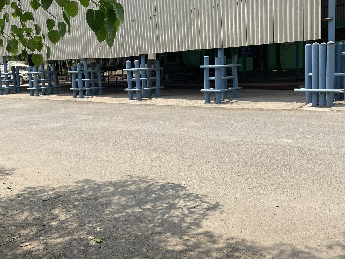 TusharAggarwal_'s tweet photo. Sir @kgahlot @TransportDelhi @Sanjeev_aap 
12 PM - कहाँ लंच टाइम होता है ?
At Burari Authority
Waiting for last half and hour in the sunlight

No one to attend https://t.co/JrsIDaxzLb