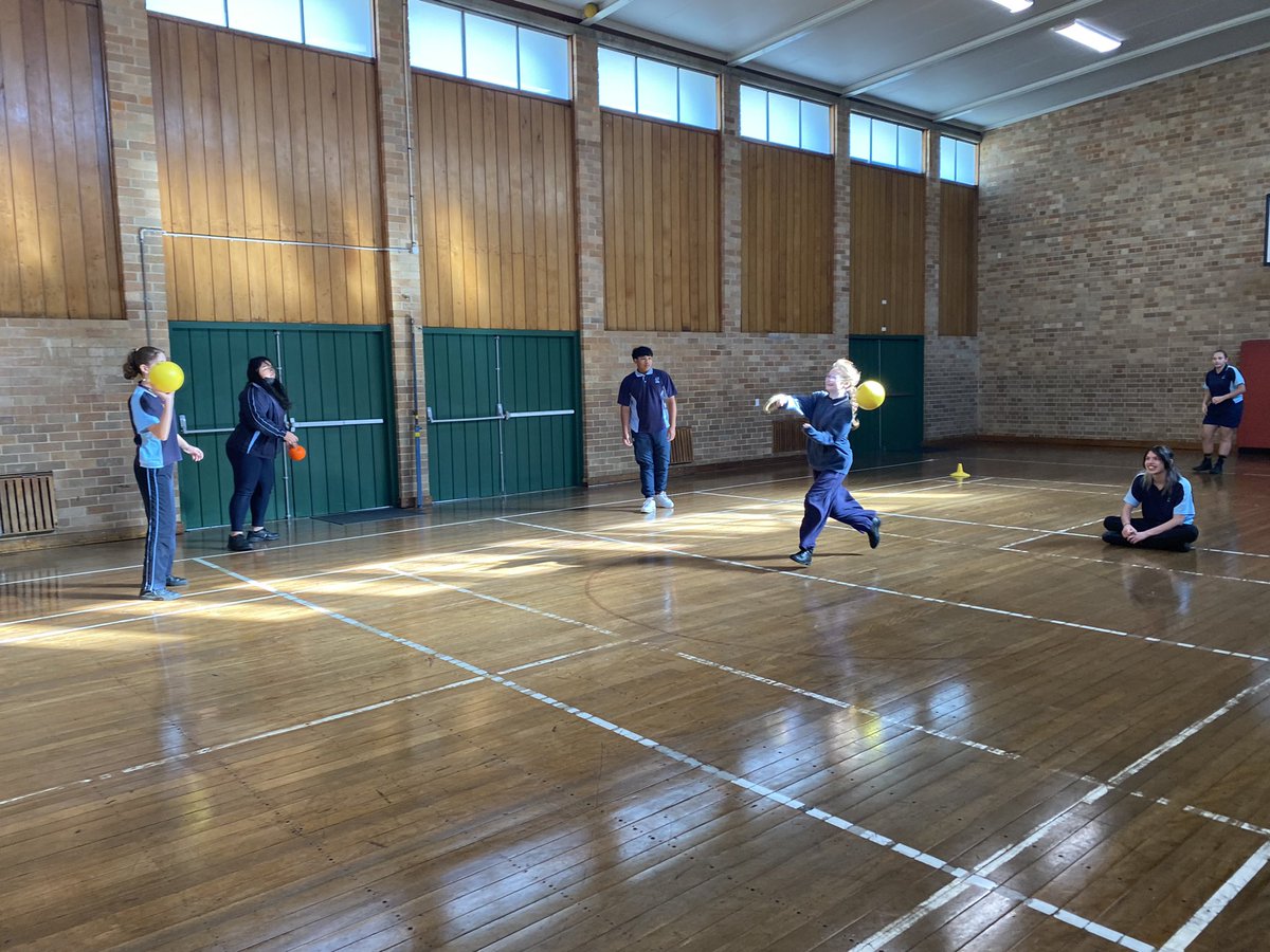 MsRatusau's tweet photo. The Gauntlet | oldie but goodie activity to teach the concept of risk taking for Year 10 - adapted version of Dodgeball combined with relays. Impressive agility, speed and evasion skills on display #PEisLife @PhysedGames @JamesMeehanHS https://t.co/t2oq1BPaP1