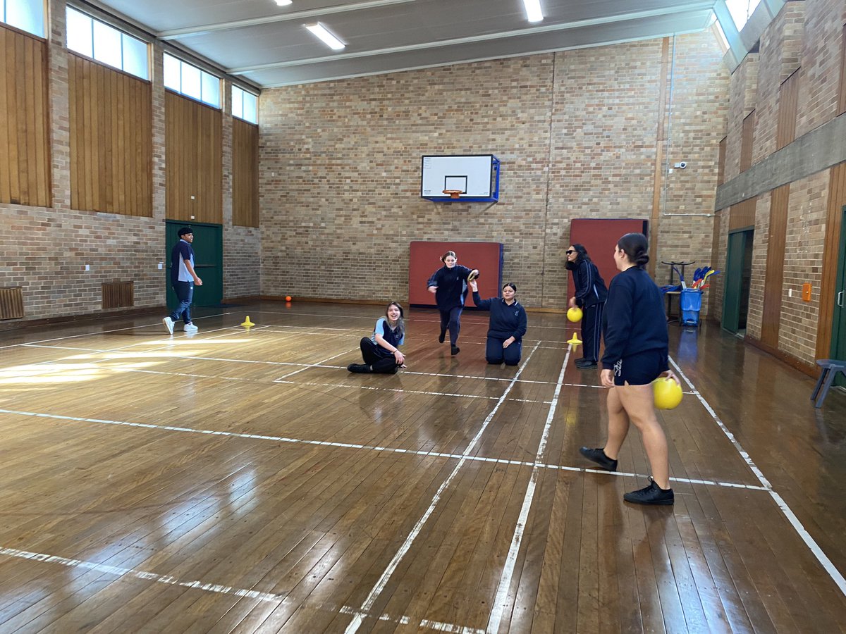 MsRatusau's tweet photo. The Gauntlet | oldie but goodie activity to teach the concept of risk taking for Year 10 - adapted version of Dodgeball combined with relays. Impressive agility, speed and evasion skills on display #PEisLife @PhysedGames @JamesMeehanHS https://t.co/t2oq1BPaP1