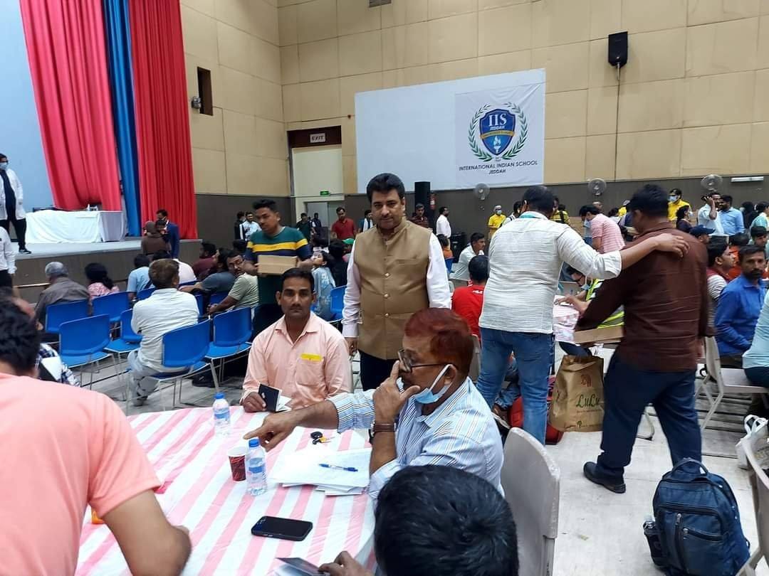 Volunteers of the Saudi Arabia Chapter of #BiharFoundation lending a helping hand to the Indian diaspora arriving from Sudan to the port city Jeddah.  

#OperationKaveri @obaidurr @MEAIndia @OIA_MEA @yadavtejashwi @SandeepPoundrik