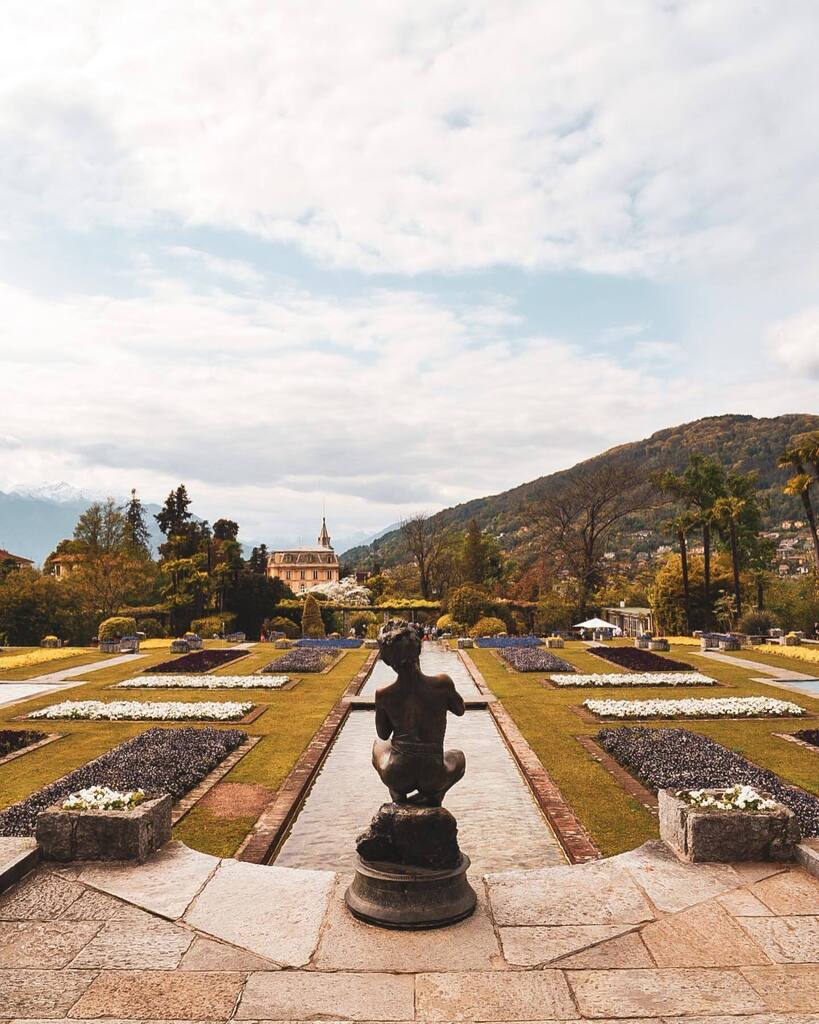 “Un bel giardino non ha bisogno di essere grande, ma deve essere la realizzazione del vostro sogno anche se è largo un paio di metri quadrati e si trova su un balcone”. Così recitava il capitano scozzese Neil Mc Eacharn, che nel 1931 acquistò Villa Taranto per trasformarla i…