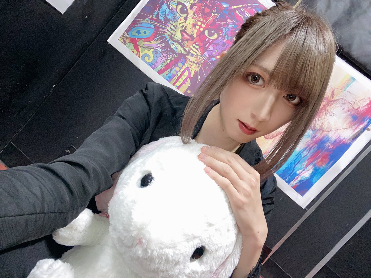 Reira_Drums1327's tweet photo. これは某渋谷REXに生息しているシロウサギさんとちっちゃいシロウサギさんとシロさん🎸です。

ウサギさんかわいすぎて連れて帰りたくなりました。

シロさんはバチイケでした🤘

ええやん https://t.co/A8N3Awx2OI