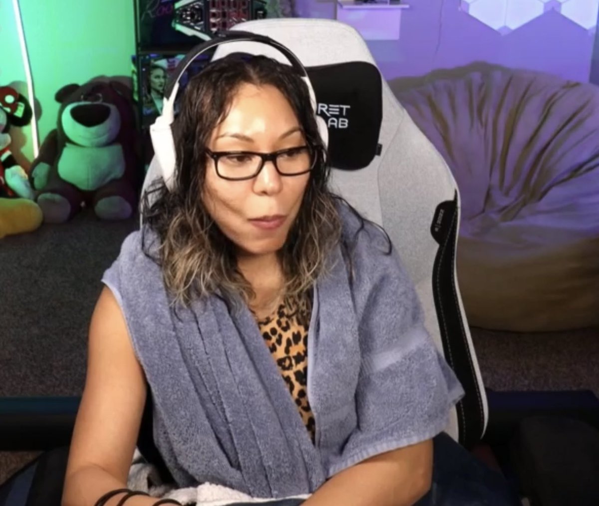 Lovatic5HDores7's tweet photo. Chill Night Owl streams with an all natural @ItsMeSYLEE are the freakin best! Getting lost in killing zombies is great fun as well😆 https://t.co/nPLPLktG14