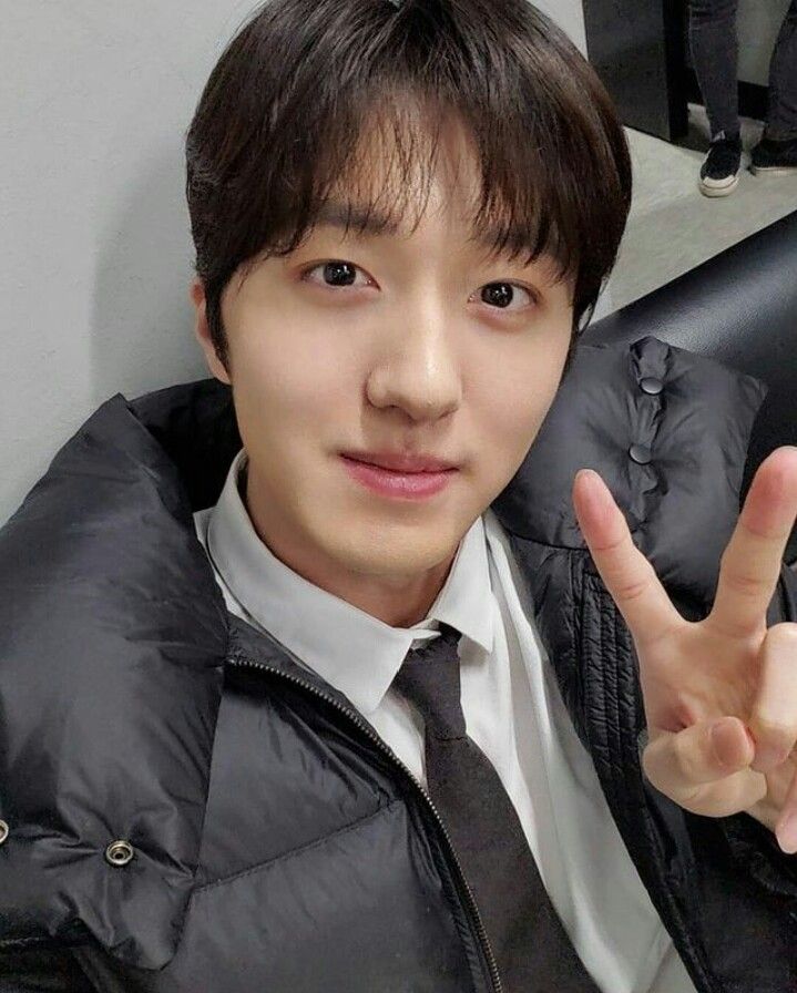 hururueomma's tweet photo. coming back from grave just to tweet that FNC has pou faced idol from 3 generations 😭😭😭 https://t.co/85CSu4HMnh