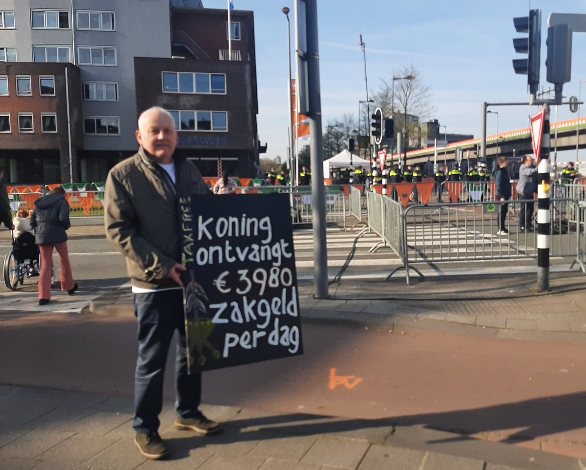 Afrikaanderwijk, 9 uur. De eerste demonstrant is gearriveerd.